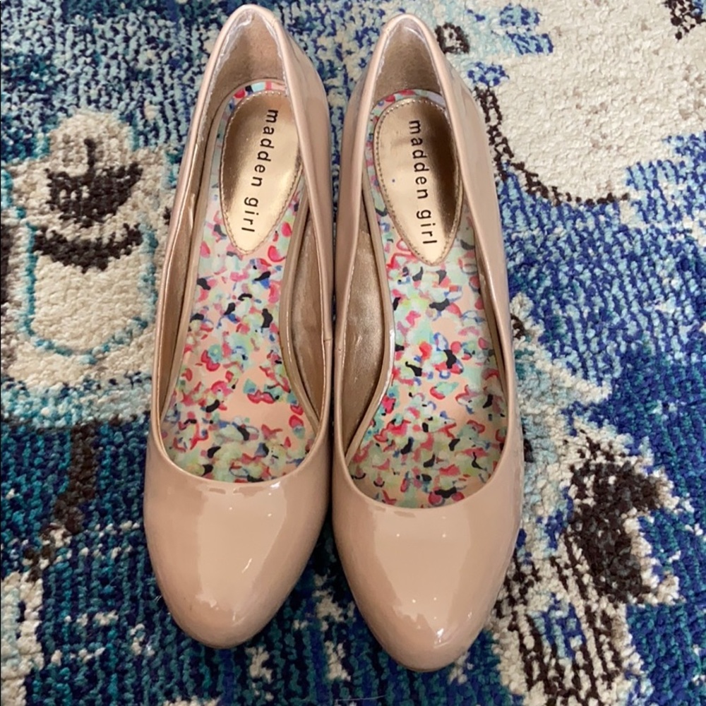 Cream Madden girl heals size 8 1/2!